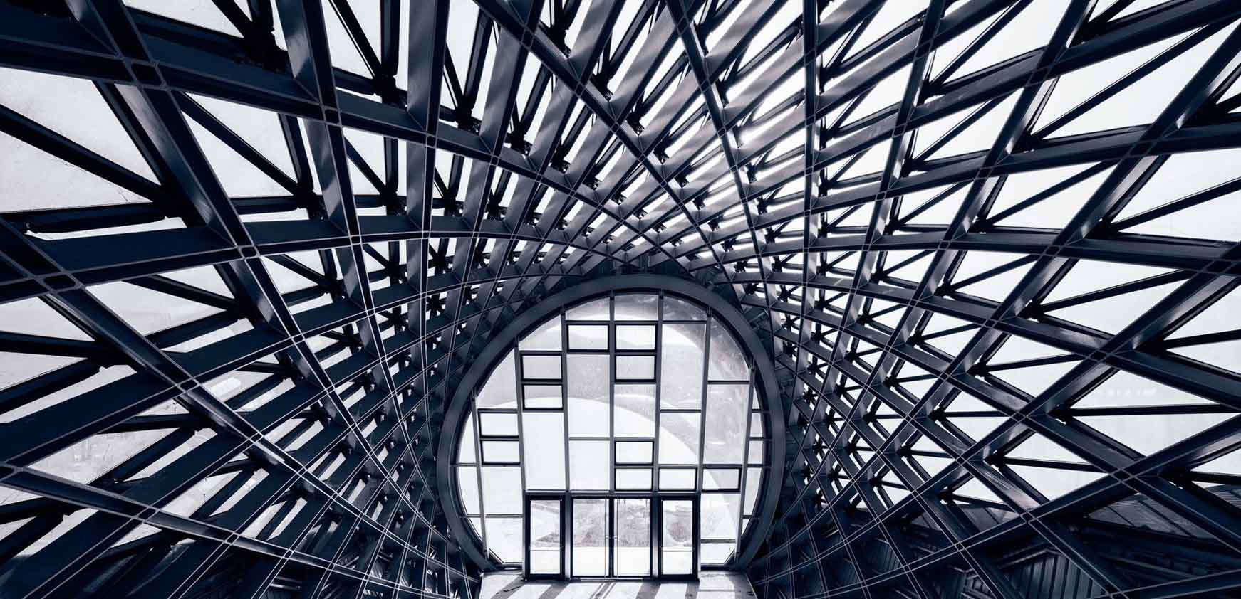 Nowoczesne konstrukcje stalowe – dlaczego warto postawić na stal?